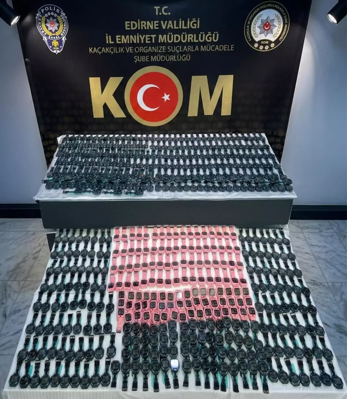 Edirne\'de Kaçak Parfüm ve Saat Ele Geçirildi