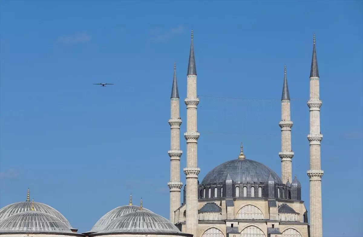 Edirne\'de F-16\'lar ve Bayraktar Akıncı prova uçuşu yaptı