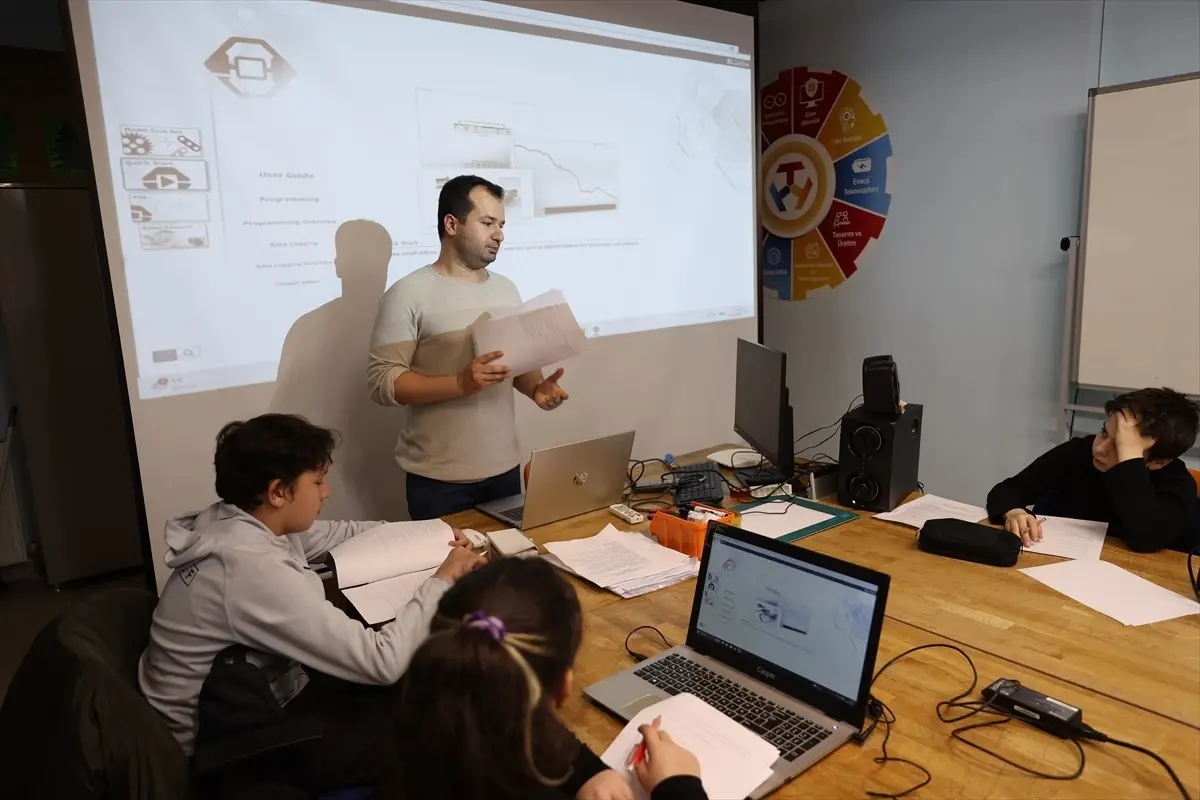 Edirne\'de Gençler Robotik Kodlama Eğitimi Alıyor