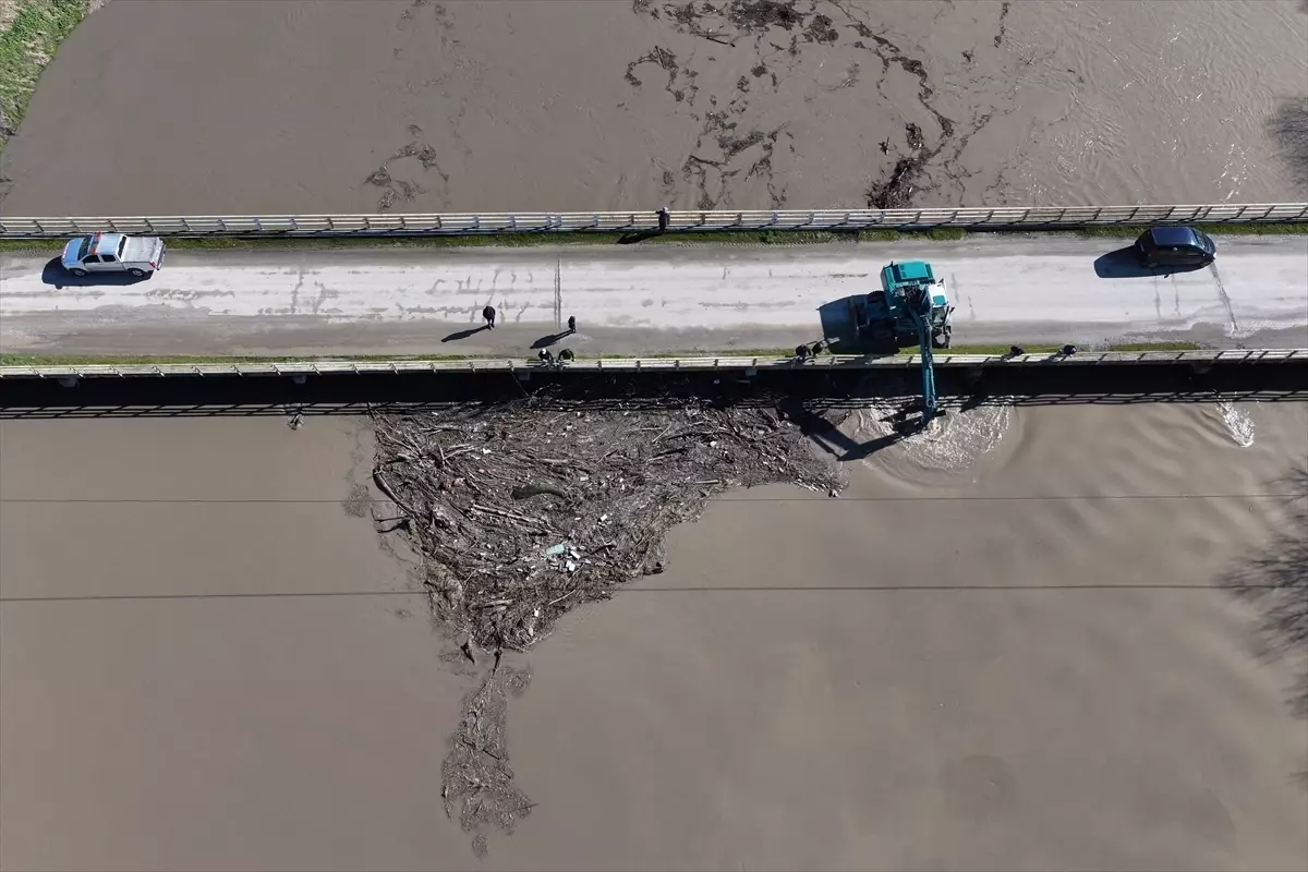 Edirne\'de Nehir Köprüleri Temizleniyor