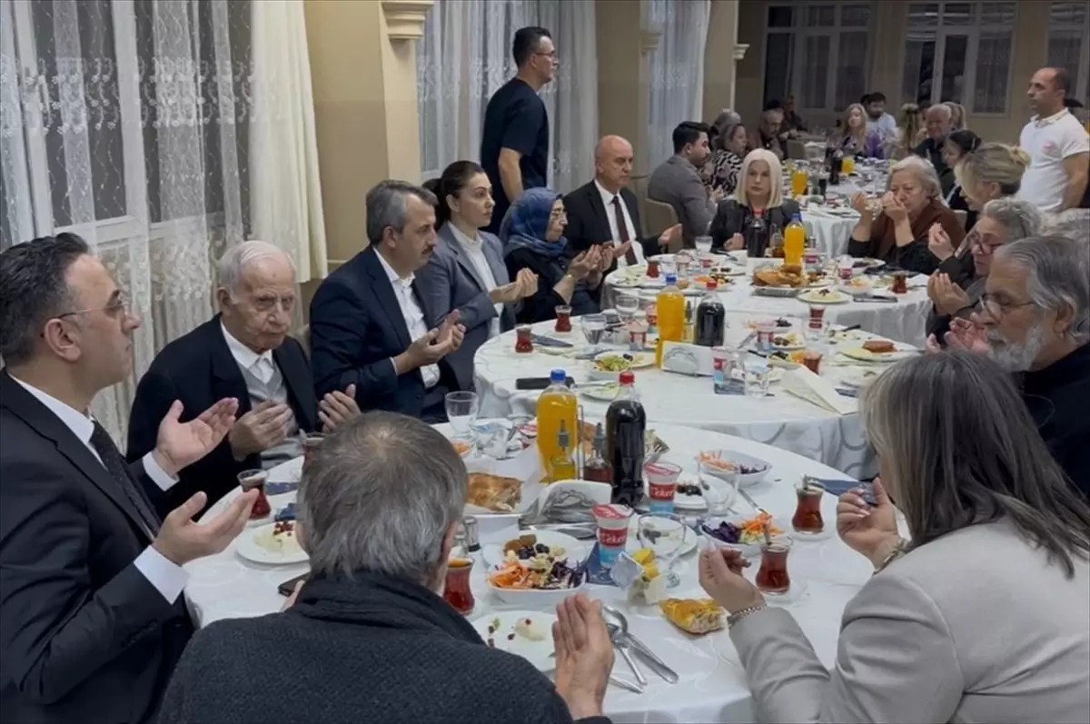 Vali Sezer Huzurevi Sakinleriyle İftarda Buluştu