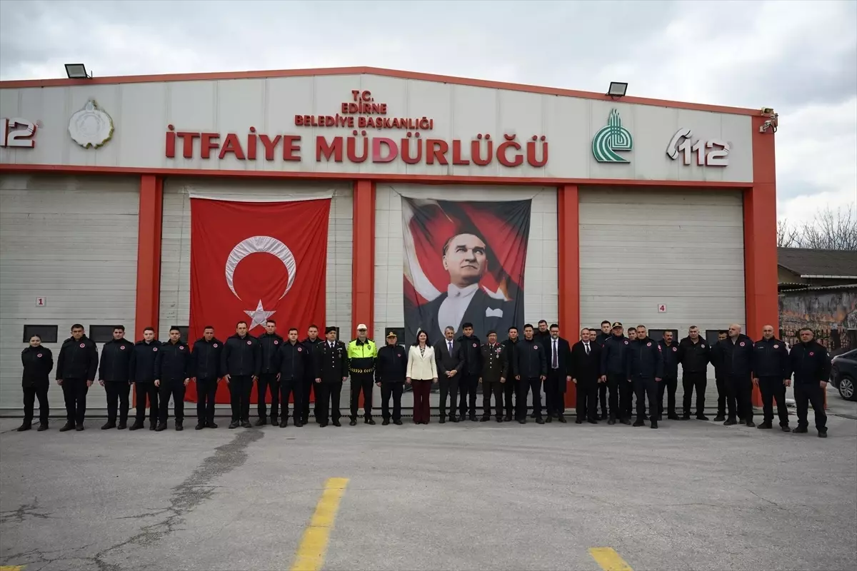 Edirne Valisi Sezer, sınır karakolundaki Mehmetçikle bayramlaştı