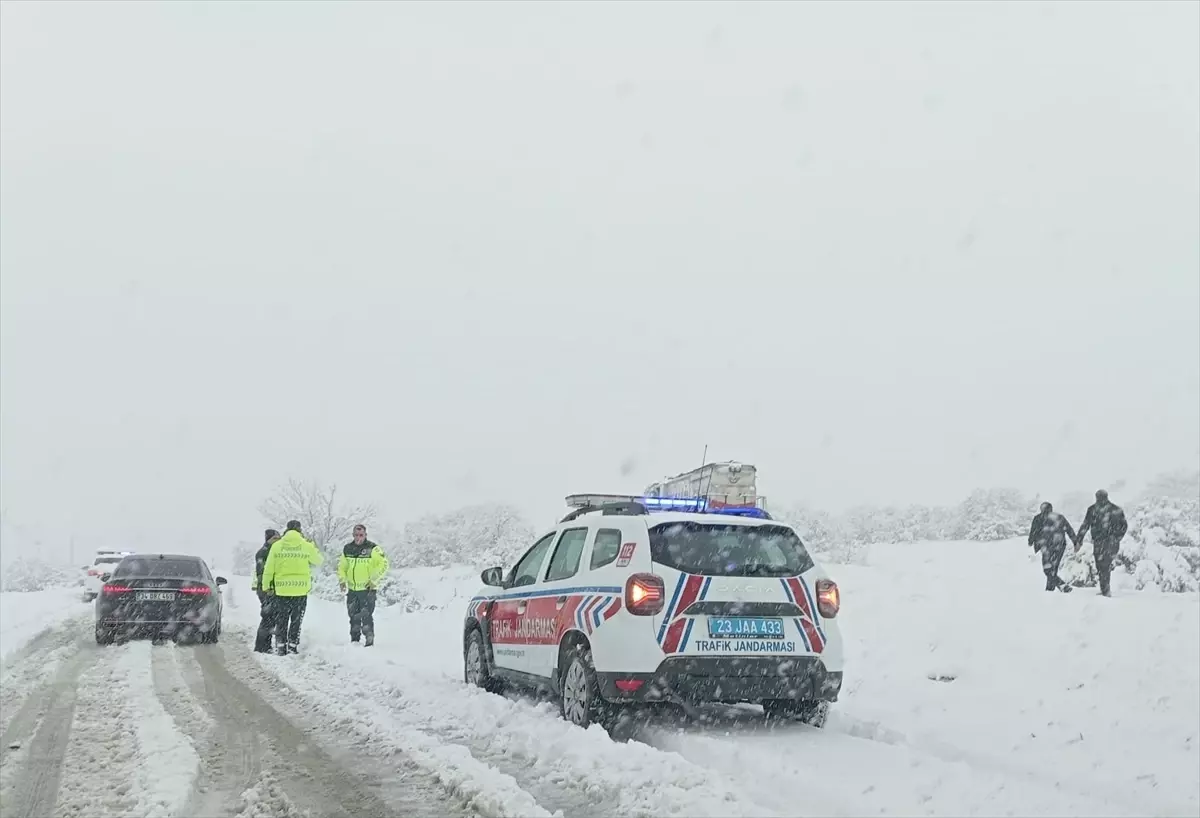 Elazığ\'da Lokomotif Otomobile Çarptı: Sürücü Yaralı