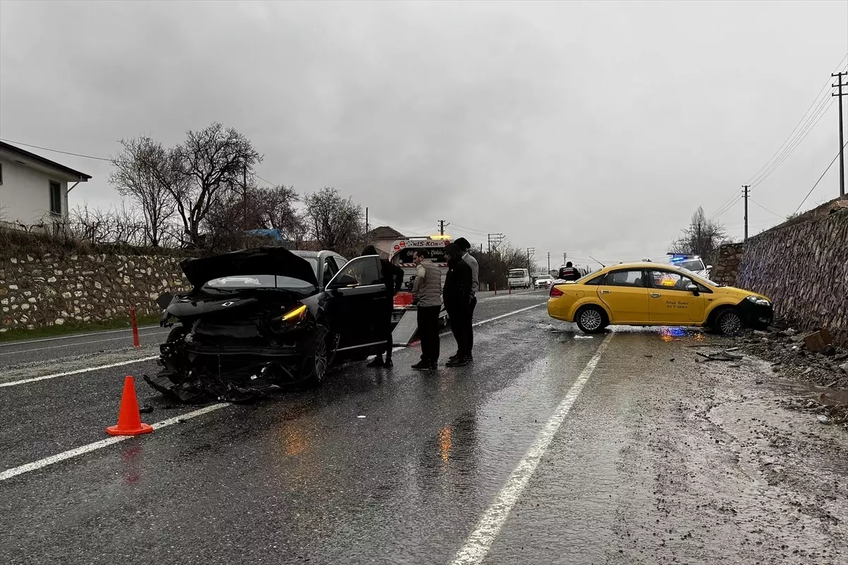 Elazığ\'da Taksi ve SUV Araç Çarpıştı