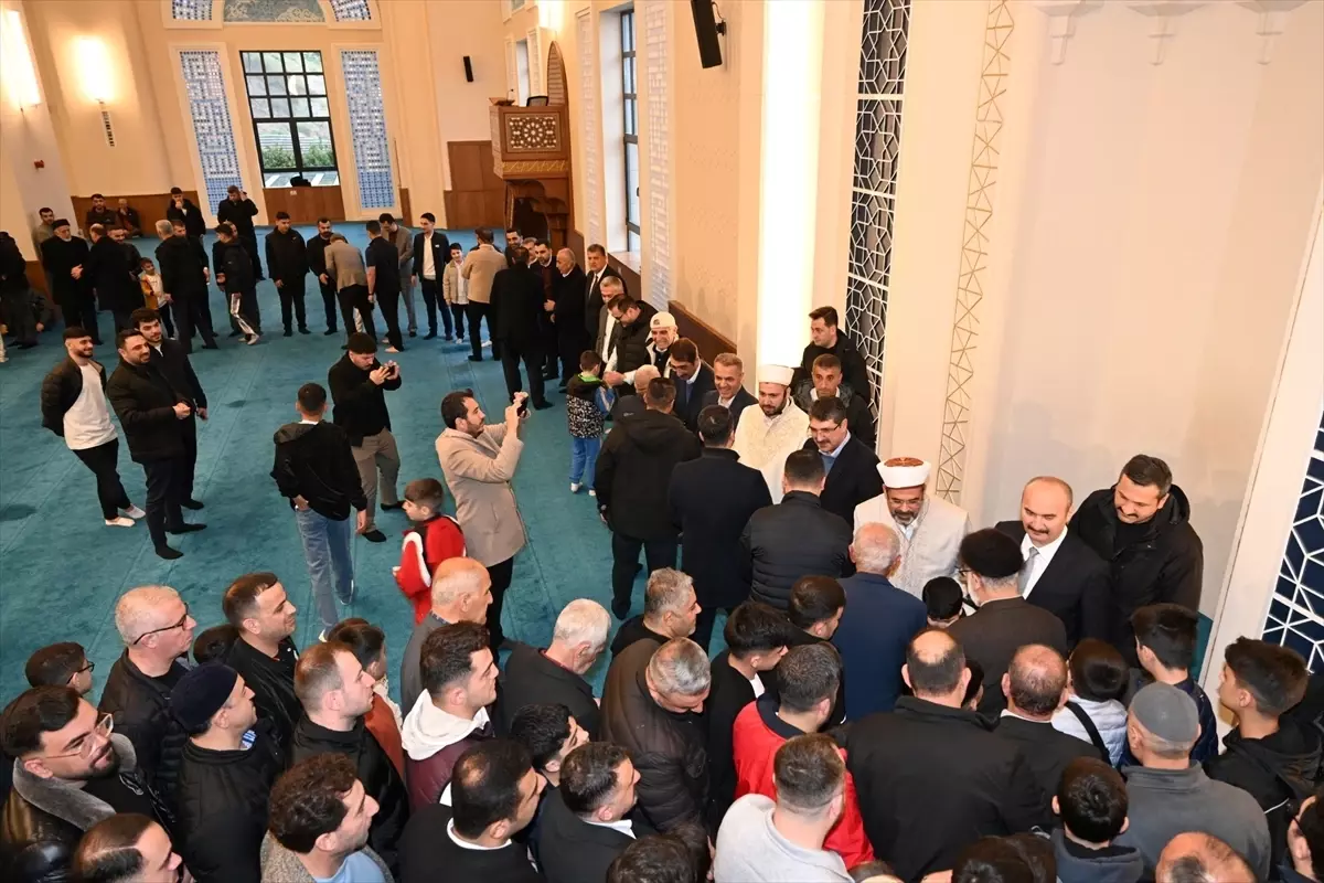 Ramazan Bayramı\'nda Camiler Dolu