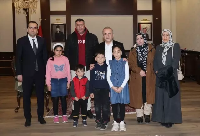 Vali, Bayrağı Kaldıran Çocukları Ağırladı