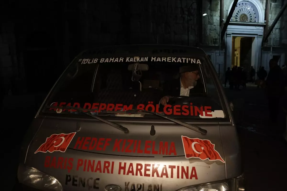 "Elmacı Dede" Şam\'daki çocuklara bayram şekeri dağıttı