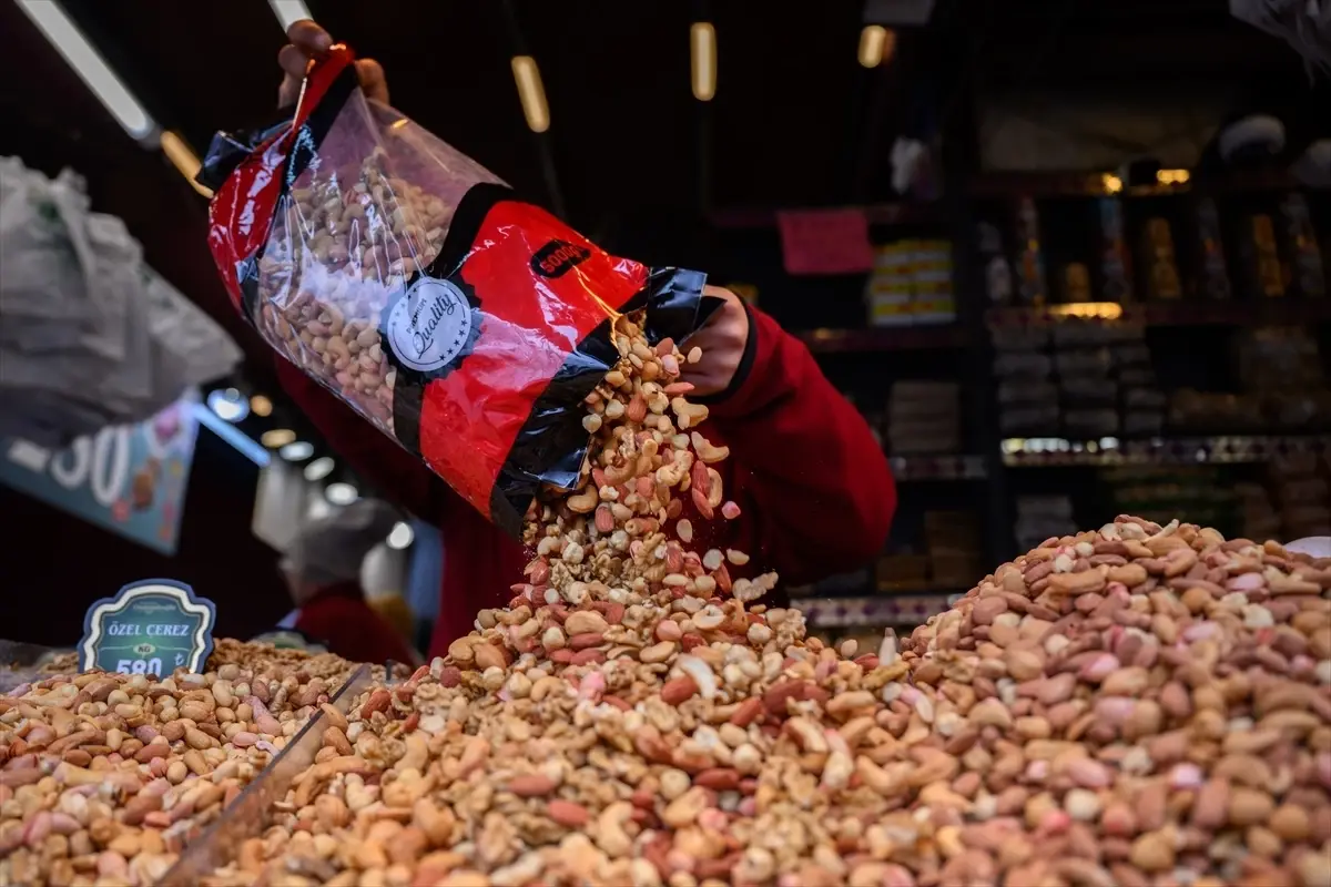 Eminönü ve Mısır Çarşısı\'nda Bayram Yoğunluğu