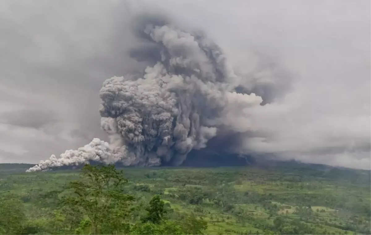 Semeru Yanardağı\'nda Patlamalar