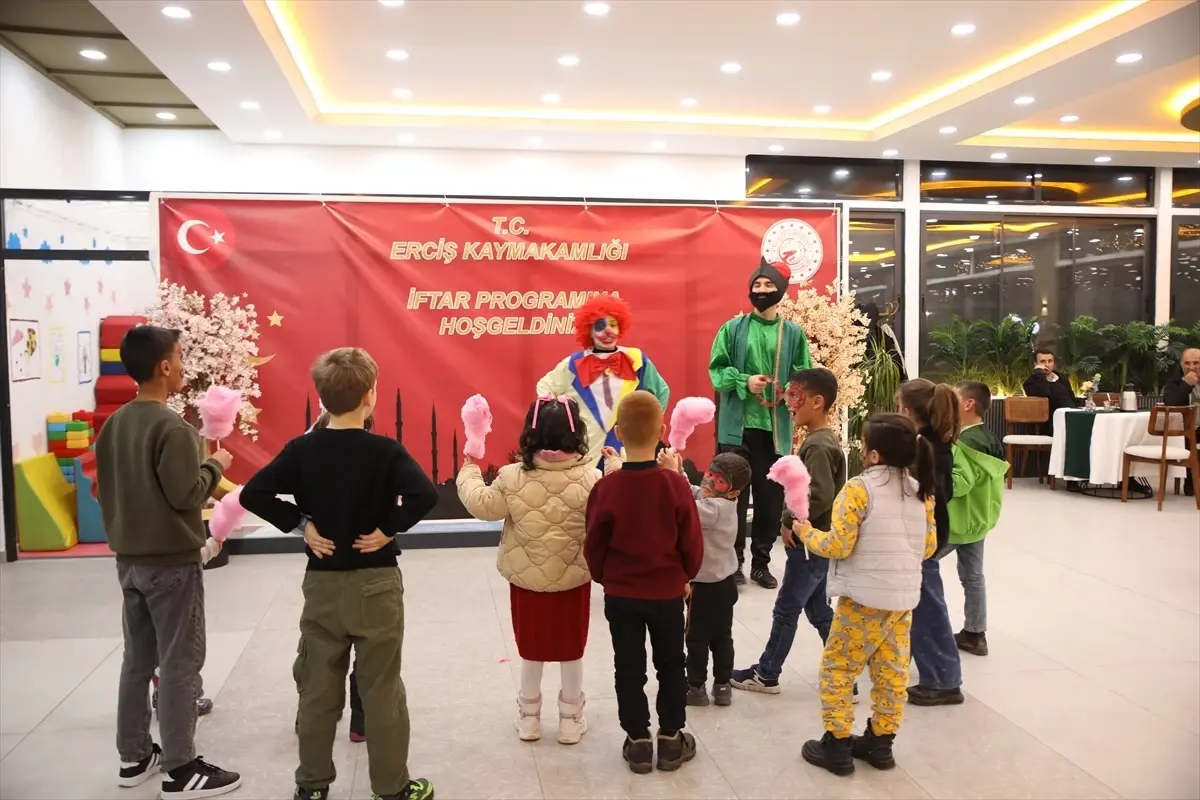 Erciş\'te Dünya Yetimler Günü İftarı