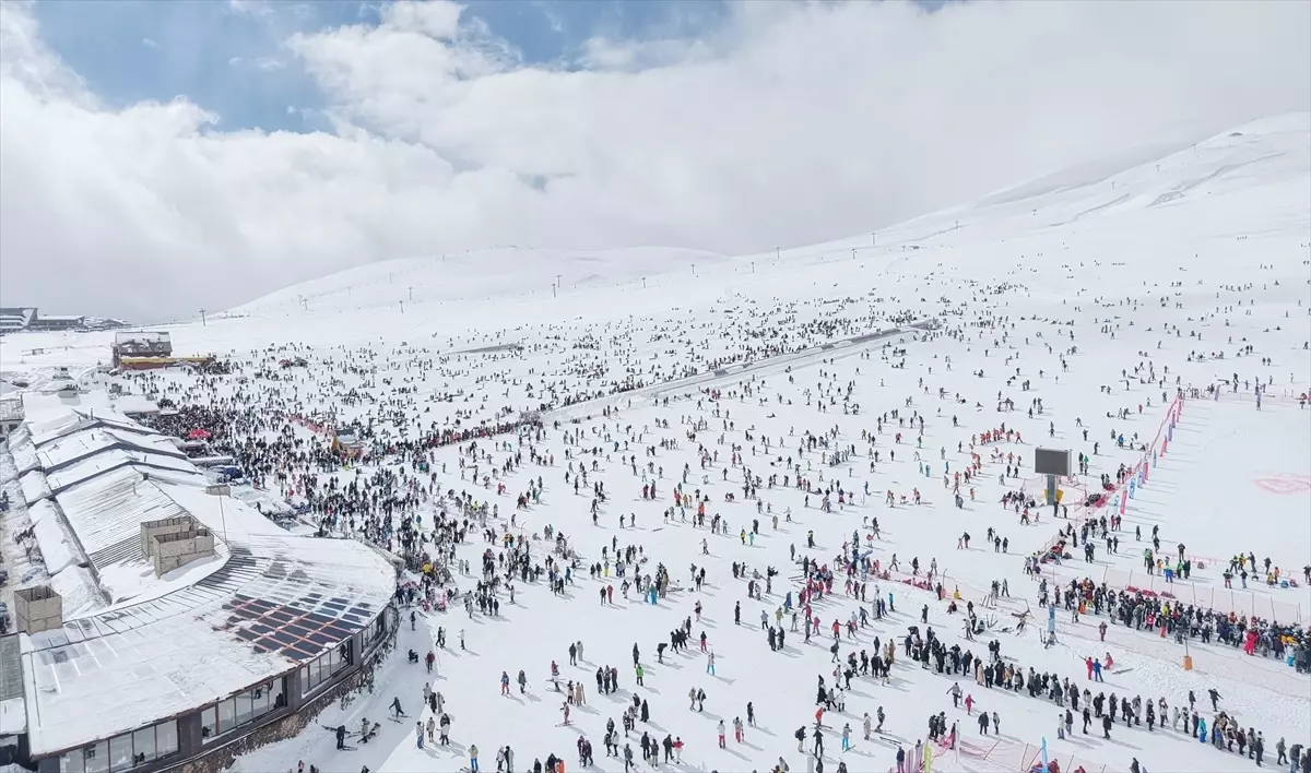 Erciyes Kayak Merkezi\'nde Yoğun Hafta Sonu