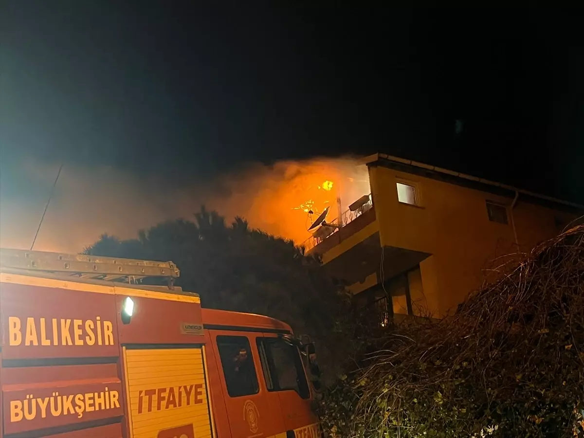 Erdek\'te Çatıda Yangın Çıktı