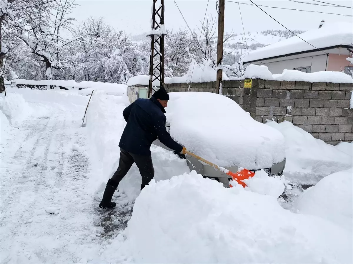 Üzümlü\'de Kar Yağışı Yaşamı Olumsuz Etkiliyor