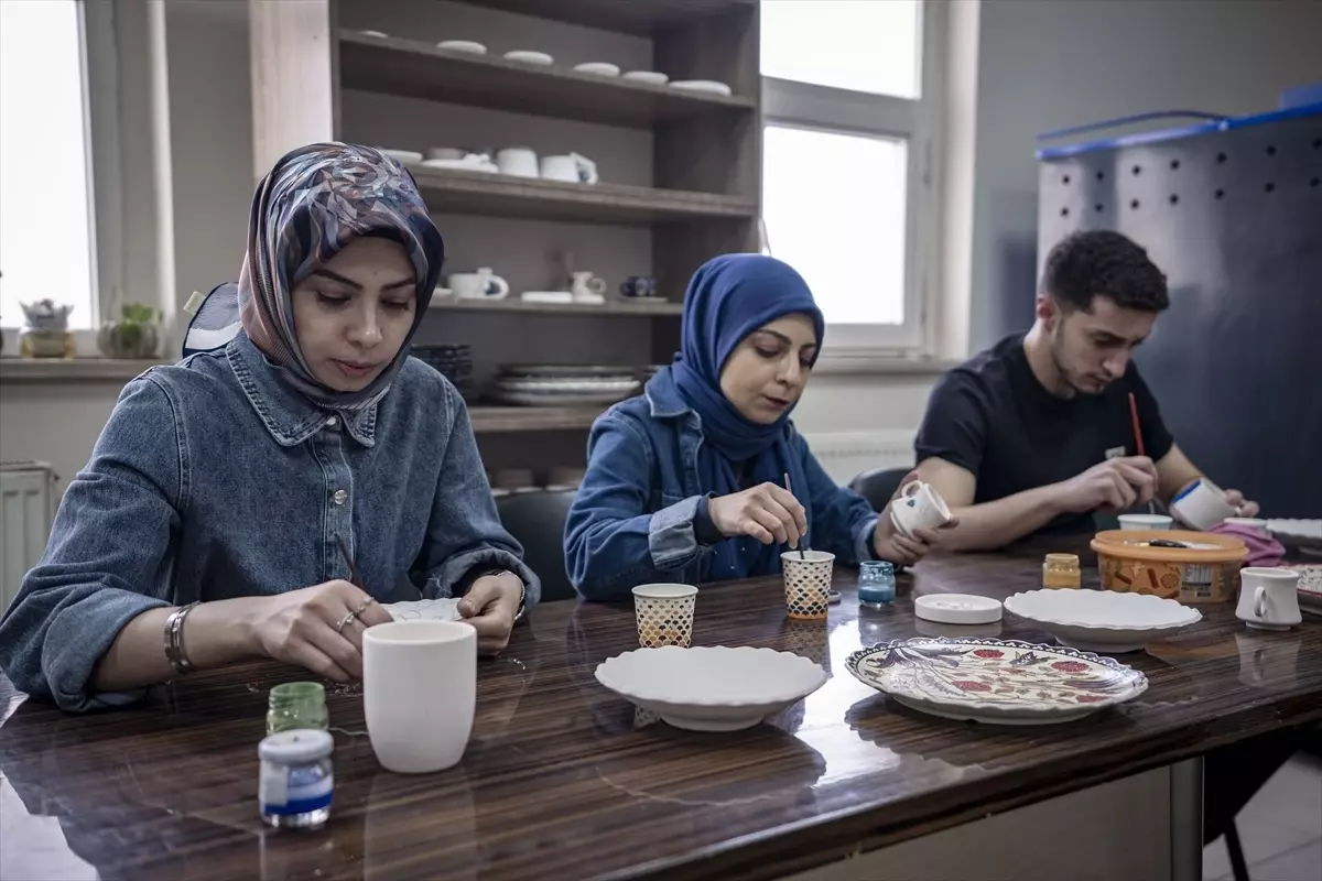 Erzurum\'da Kadınlar Çini Sanatını Öğreniyor