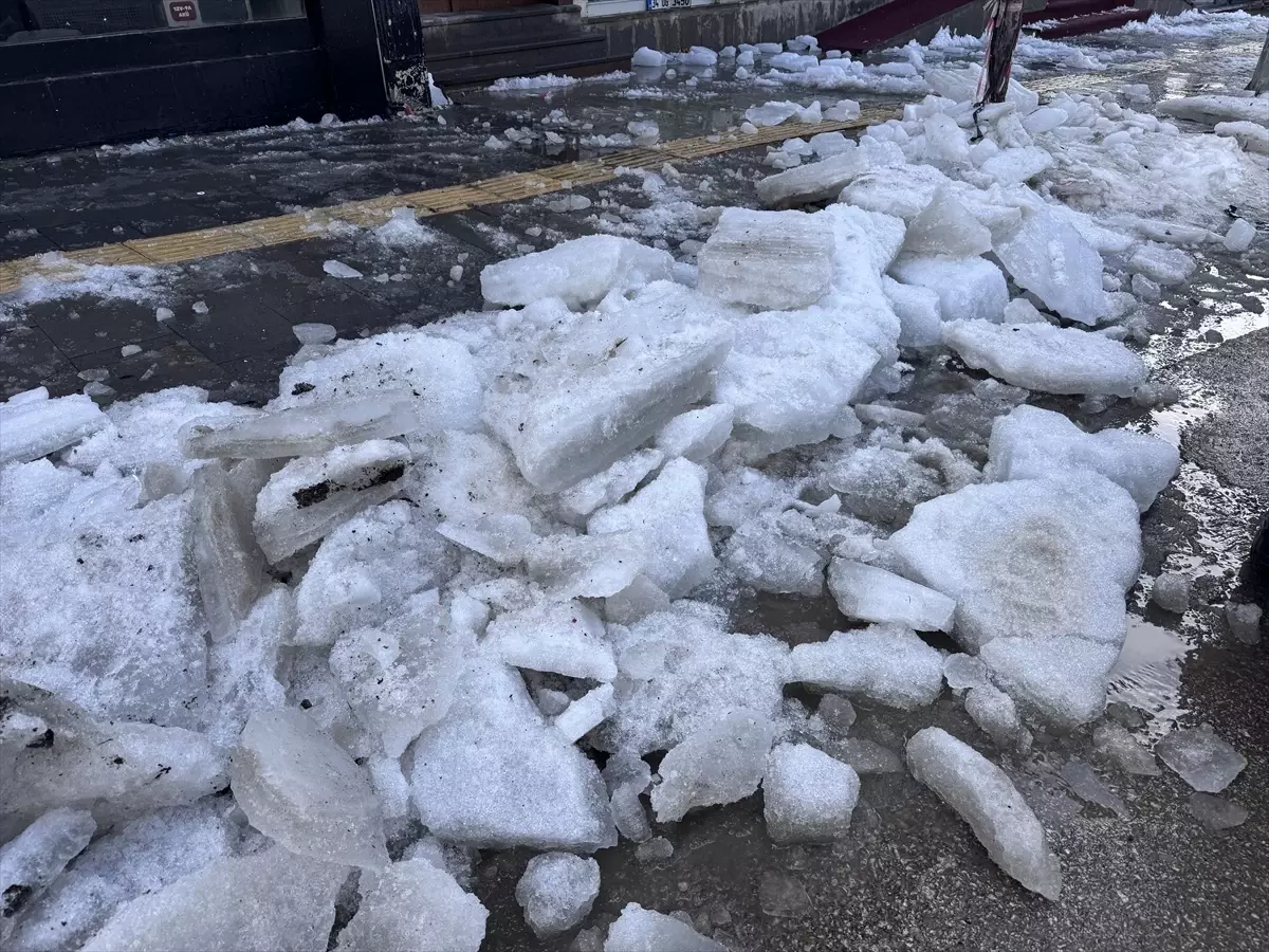 Erzurum\'da Çatılardan Düşen Kar Araçlara Zarar Verdi