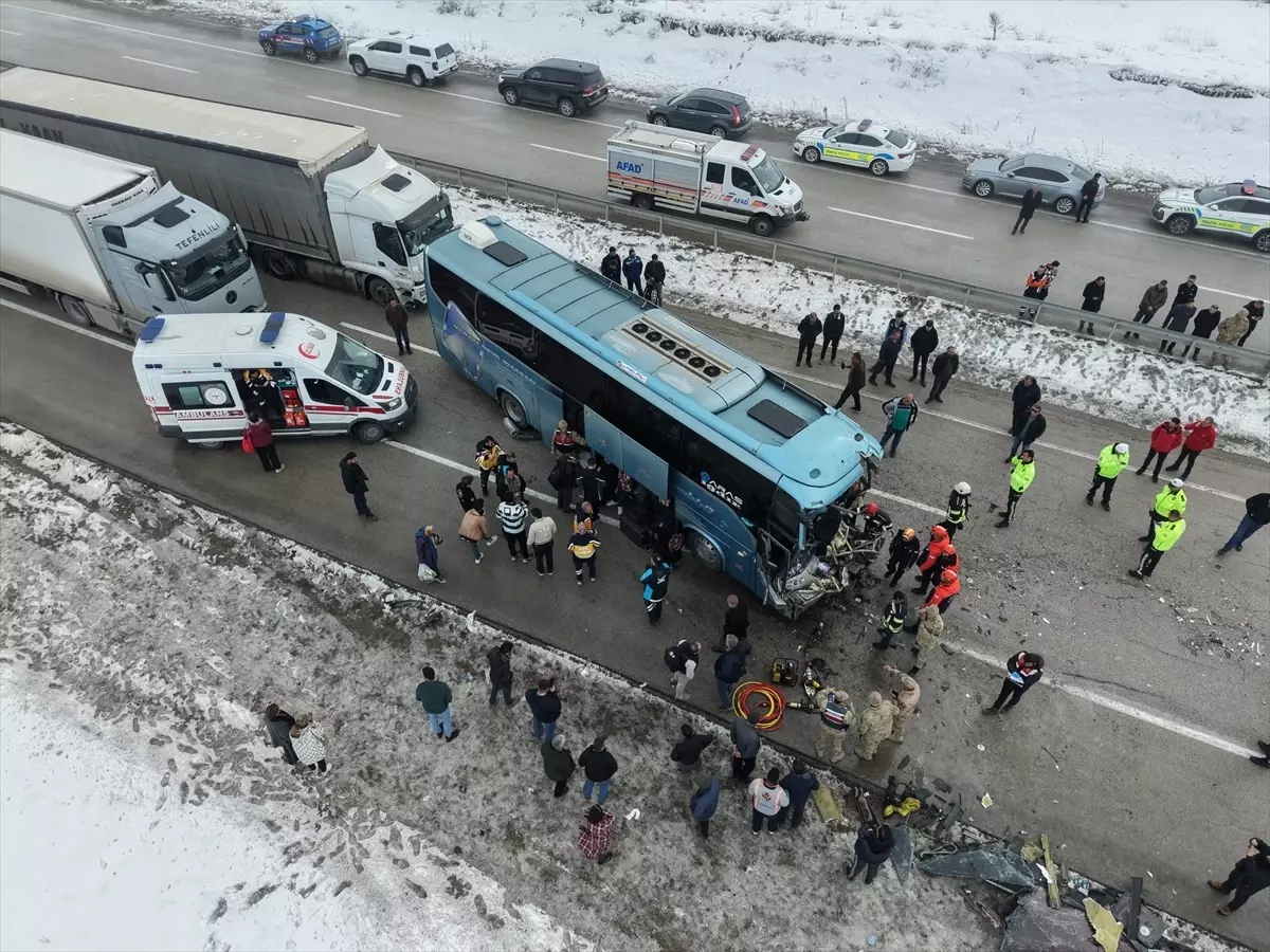 Aşkale\'de Zincirleme Kaza: 1 Ölü, 4 Yaralı