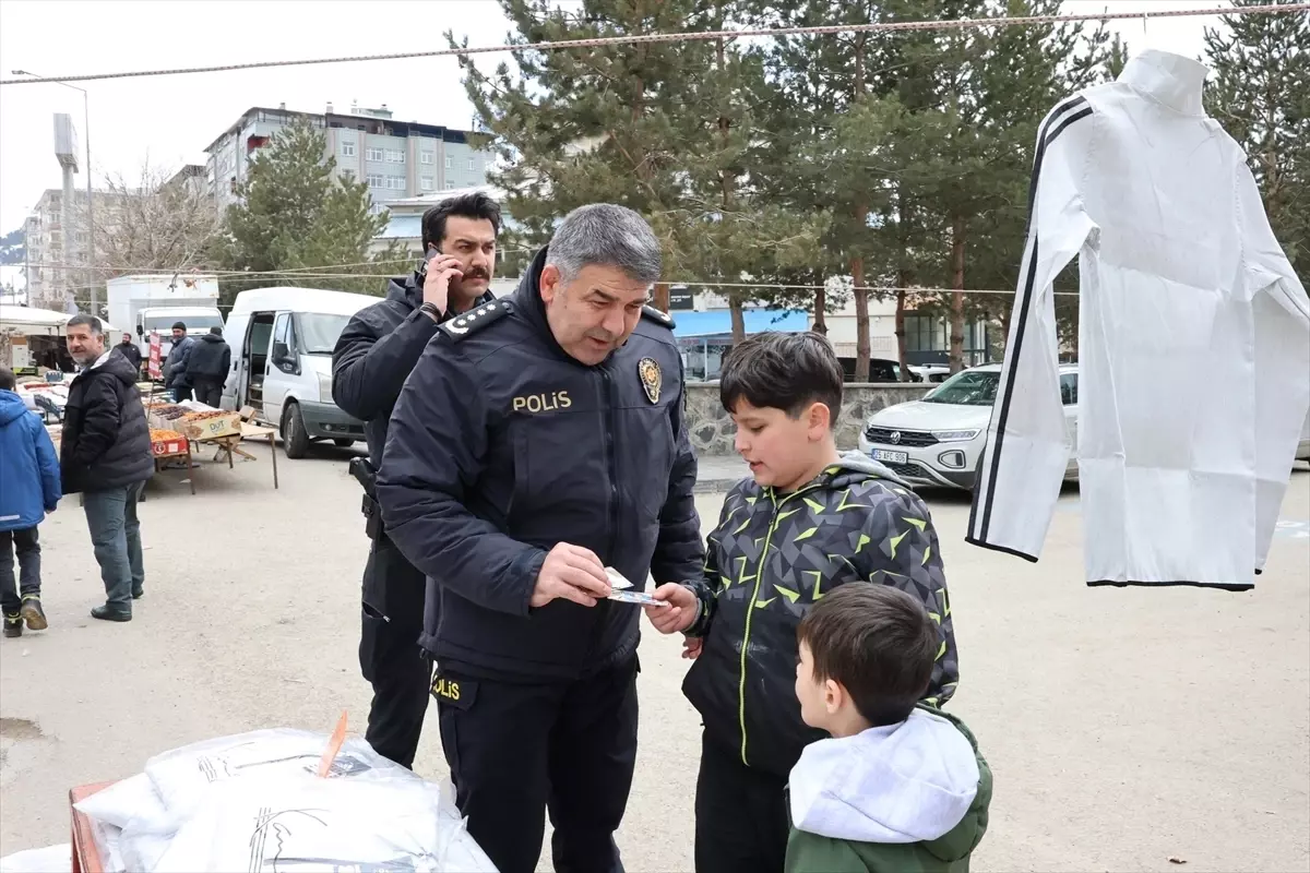 Emniyet Müdürü Öğrencilerle Futbol Oynadı