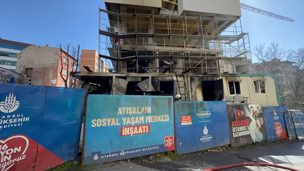 Esenler\'de Yangın: İşçi Konteyneri Kullanılamaz Hale Geldi