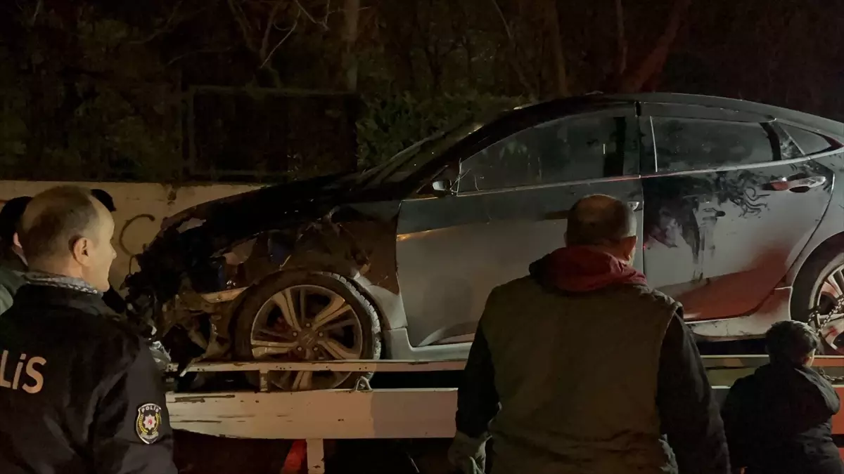 ATM\'ye Çarpan Araçta İki Yaralı