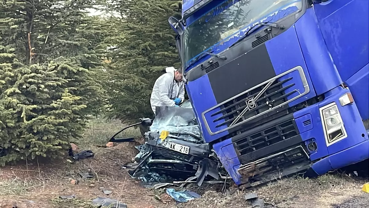 Eskişehir\'de Tır-Otomobil Kazası: 1 Ölü, 2 Yaralı