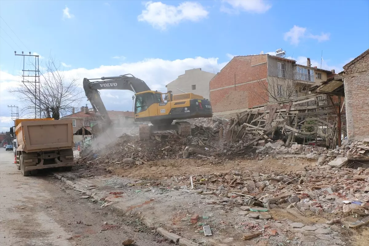 Yol Çalışması Sırasında Ev Duvarı Yıkıldı