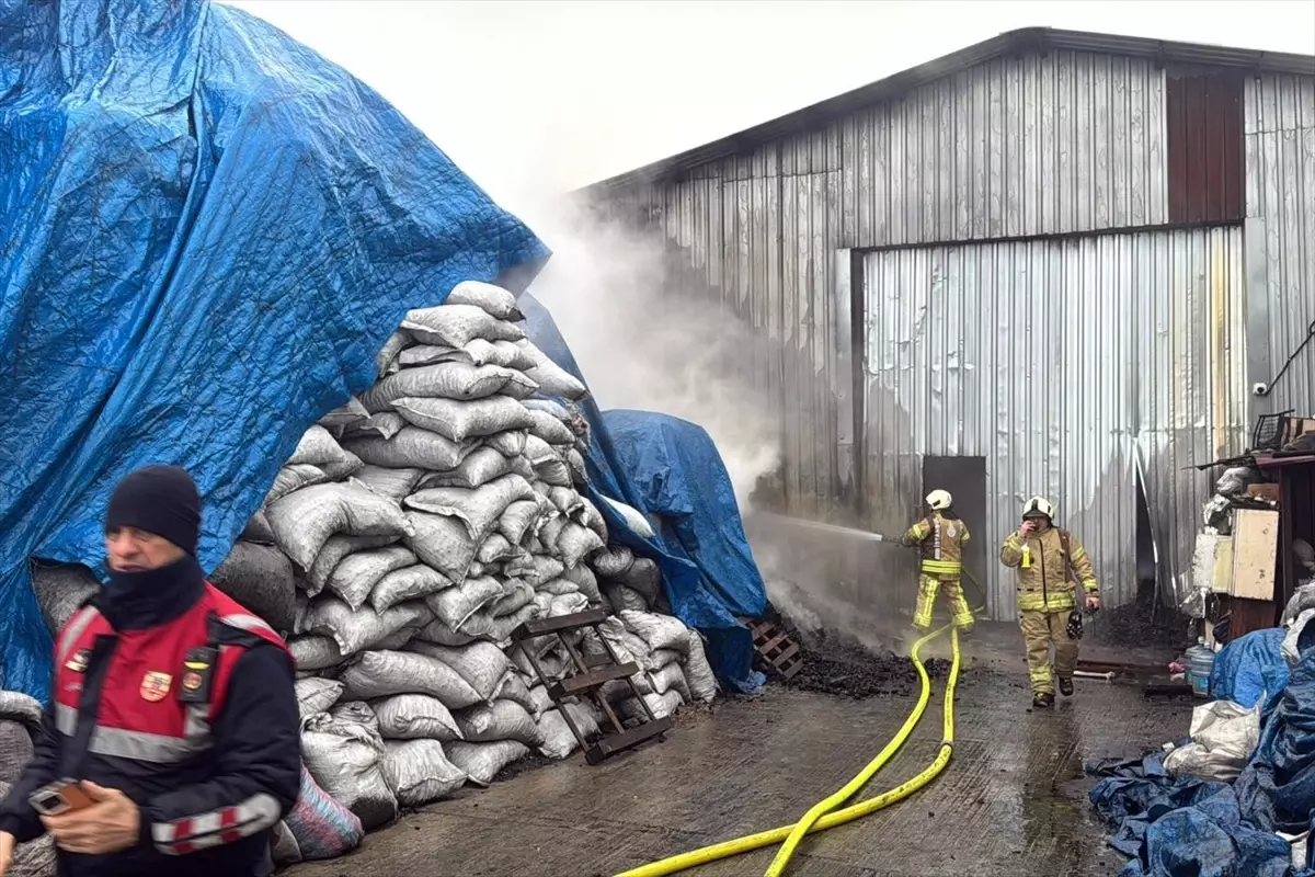 Eyüpsultan\'da Yangın: 3 İş Yeri Etkilendi