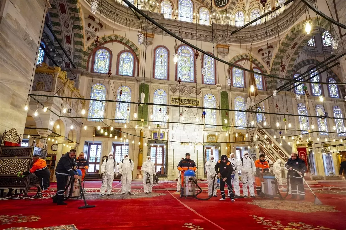 Fatih Camisi\'nde Ramazan Temizliği