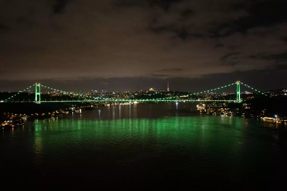 FSM Köprüsü Yeşilay Haftası İçin Aydınlatıldı