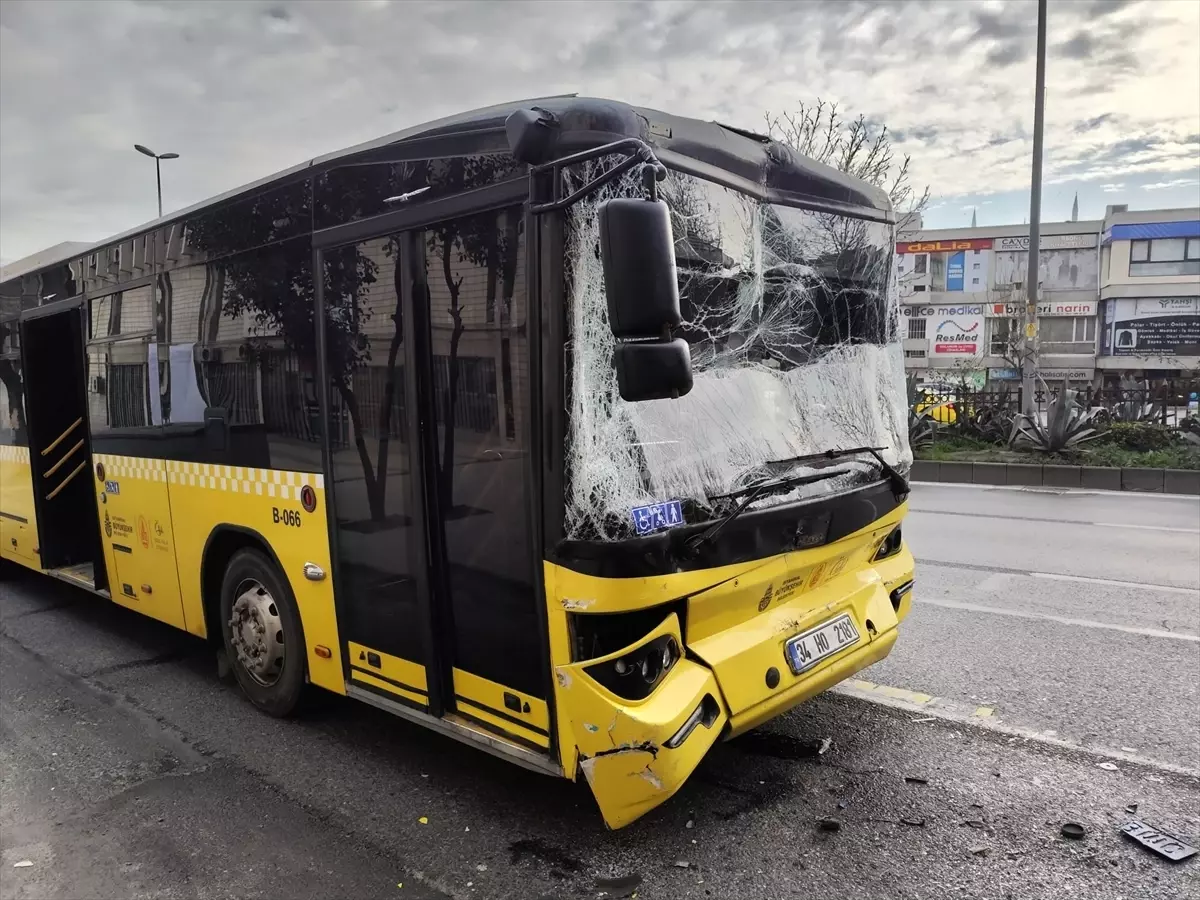 Fatih\'te 3 İETT otobüsü çarpıştı