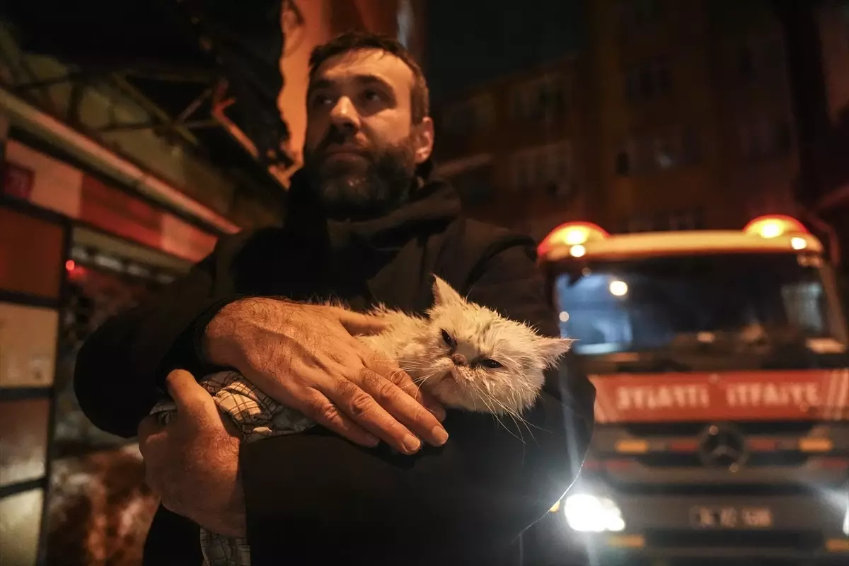 Fatih\'te Yangın: İki Bina Alev Alev Yandı