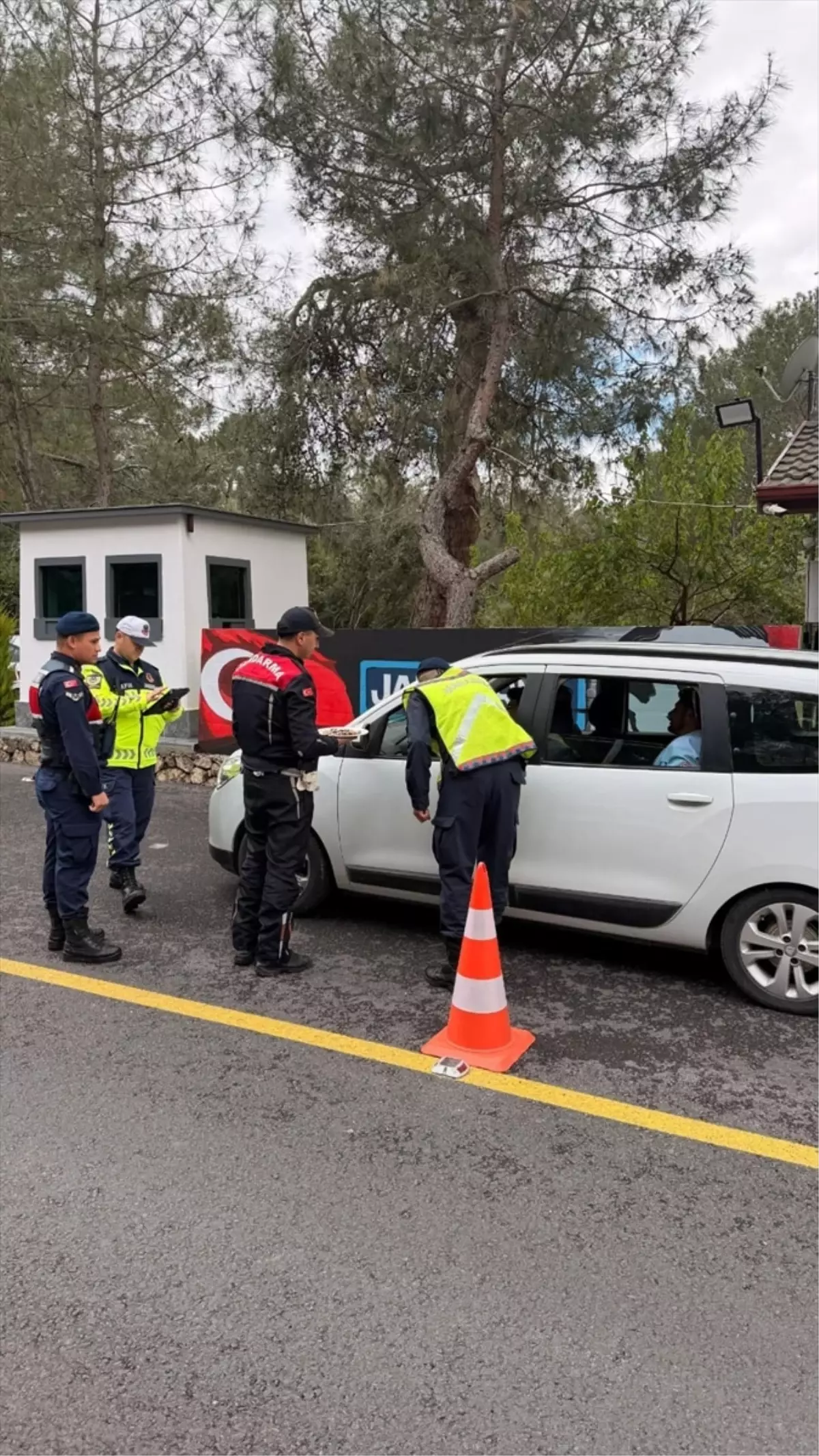 Jandarma\'dan Bayram İkramı