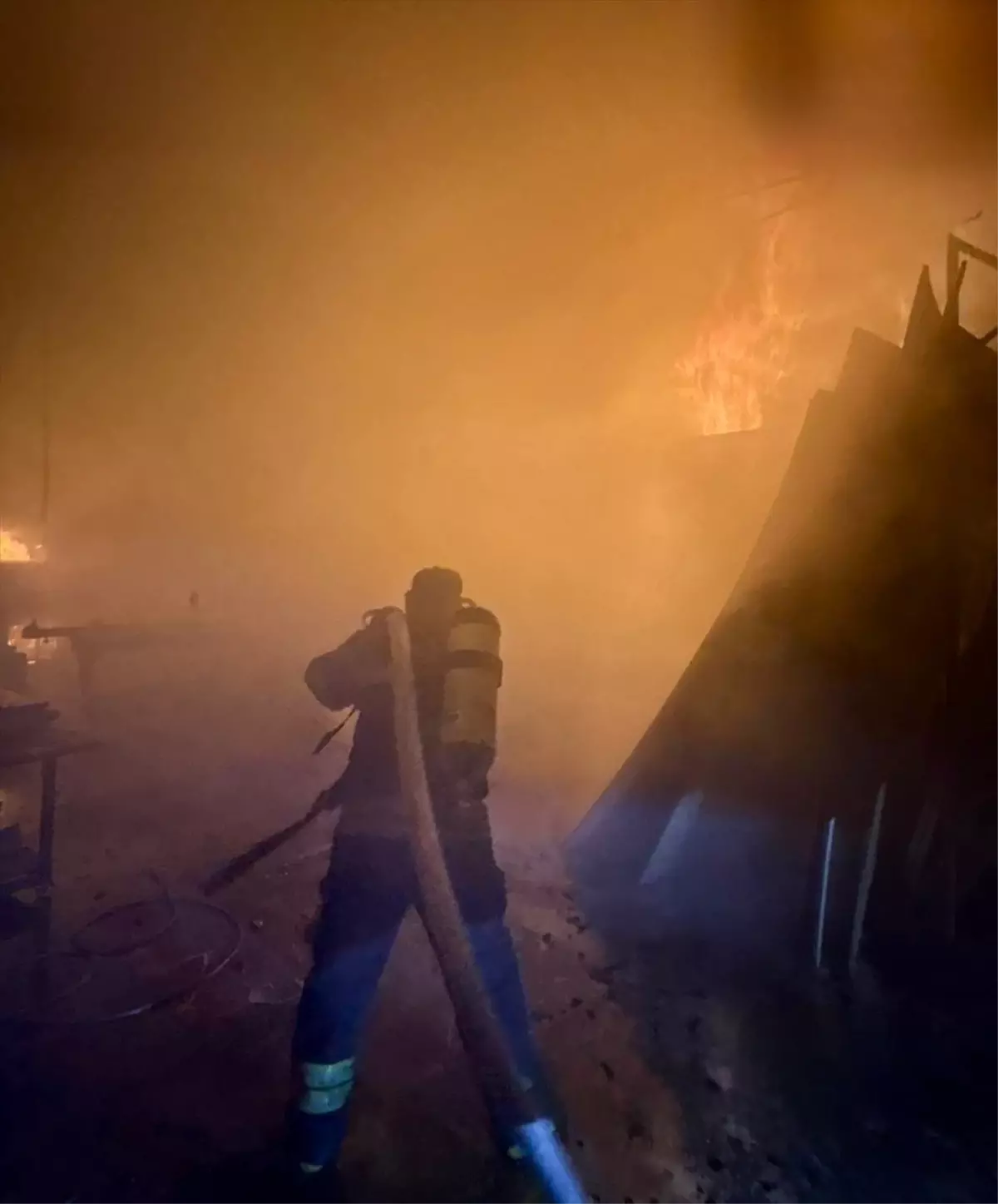 Fethiye\'de Yangın, Marangoz Atölyesi Kullanılamaz Hale Geldi