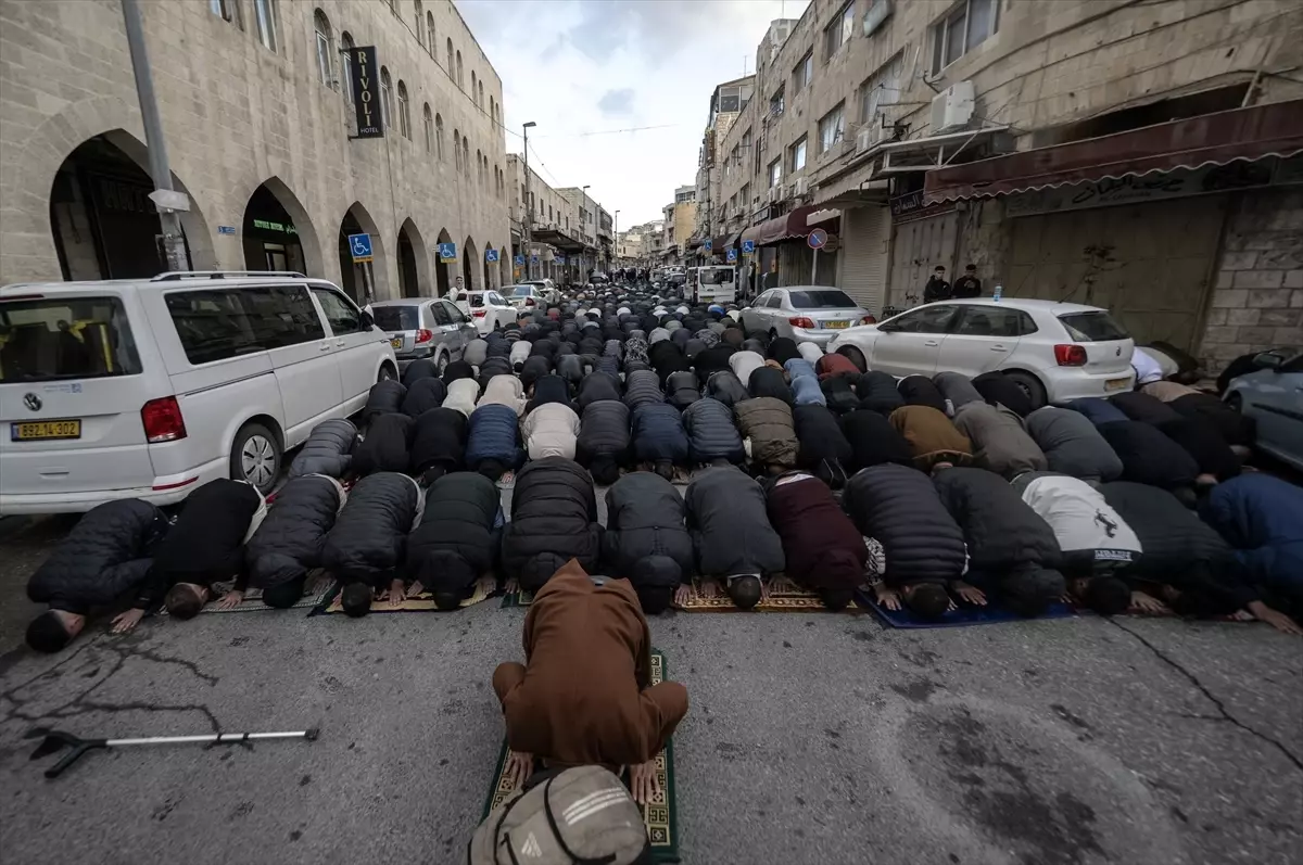 Filistinliler Mescid-i Aksa\'da Bayram Namazı Kıldı