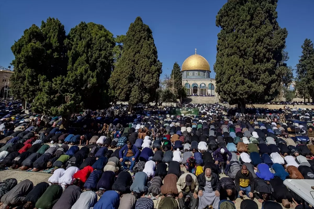 Mescid-i Aksa\'ya Cuma Namazı Akını