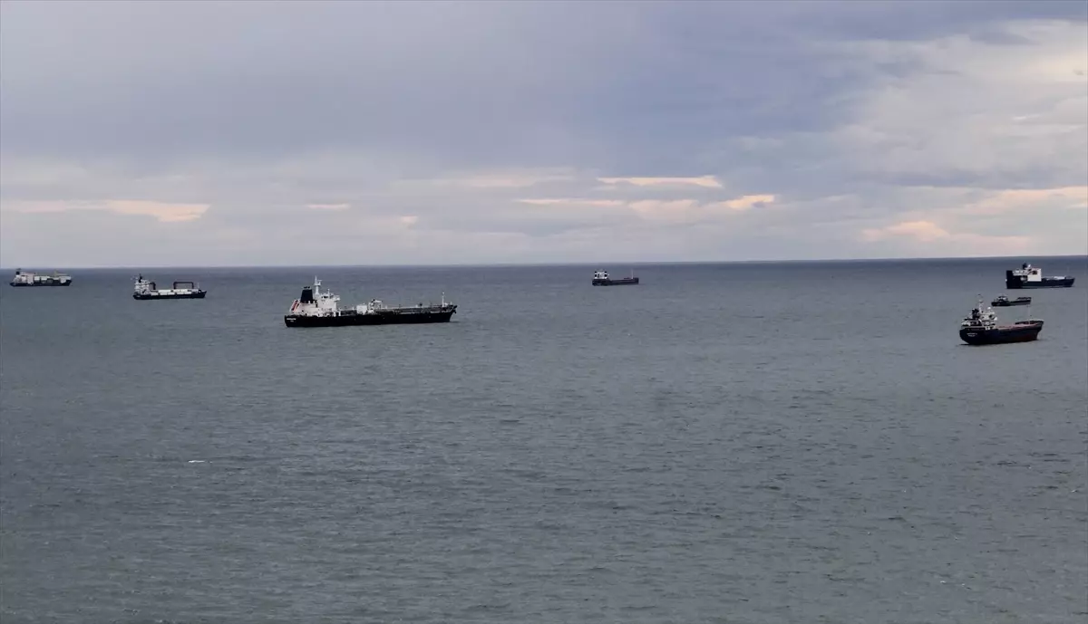 Karadeniz\'de Fırtına Öncesi Gemi Sığınması