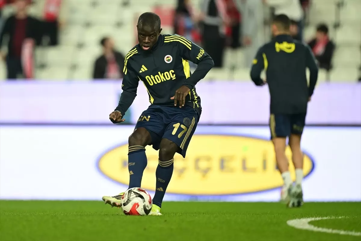 Antalyaspor, Fenerbahçe\'yi 1-0 önde geçti