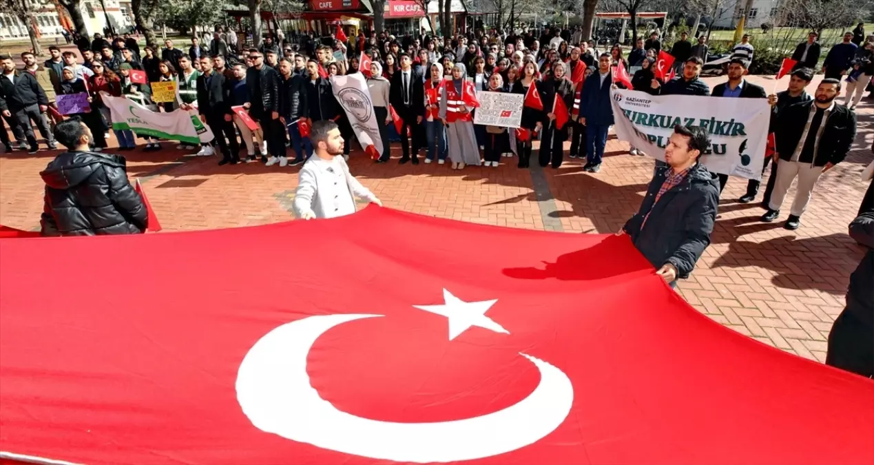 GAÜN Öğrencilerinden Bayrak Yürüyüşü