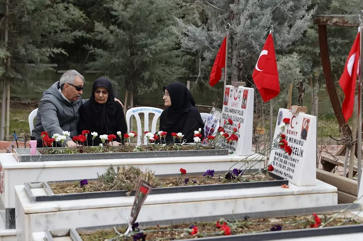 Gaziantep, Malatya ve Kahramanmaraş\'ta Ramazan Bayramı arifesinde mezarlıklar ziyaret edildi