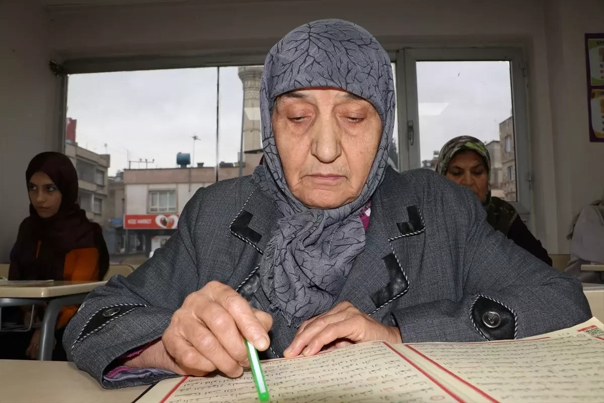 Gaziantepli Hamide teyze, 70 yaşında Kur\'an-ı Kerim okumayı başardı