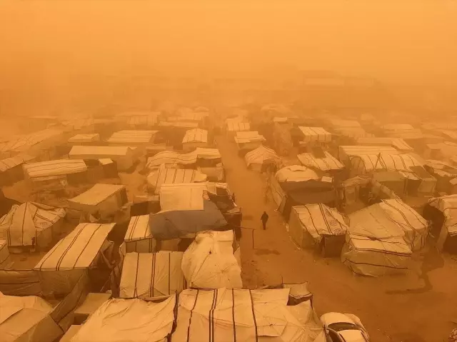 Gazze'yi şimdi de kum fırtınası vurdu! Göz gözü görmüyor