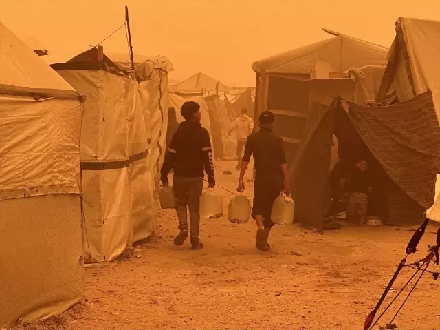 Gazze'yi şimdi de kum fırtınası vurdu! Göz gözü görmüyor