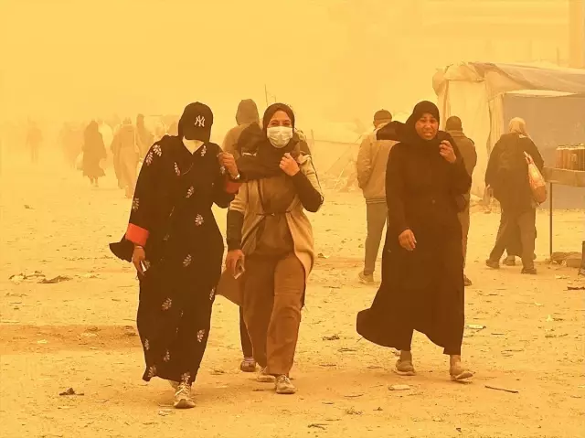 Gazze'yi şimdi de kum fırtınası vurdu! Göz gözü görmüyor