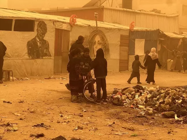 Gazze'yi şimdi de kum fırtınası vurdu! Göz gözü görmüyor