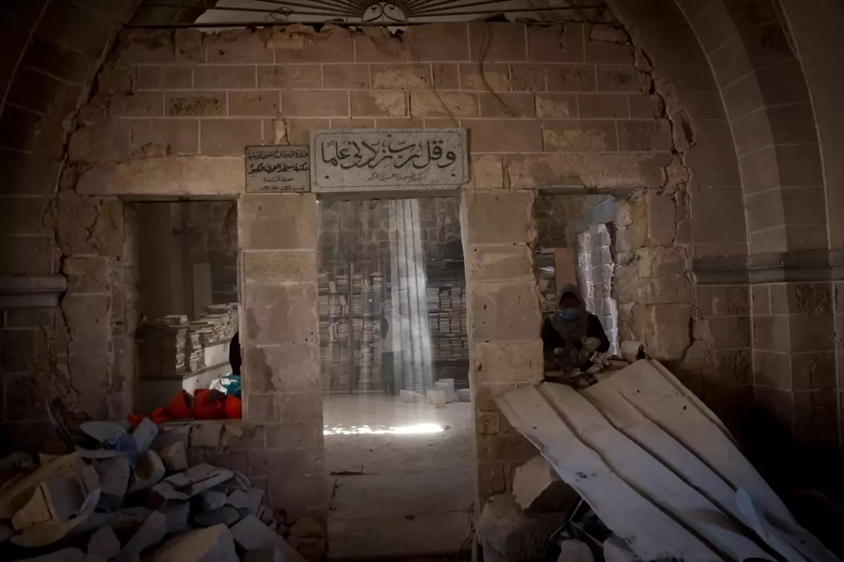 Büyük Ömeri Camisi Kütüphanesi\'ni Gönüllüler Kurtarıyor