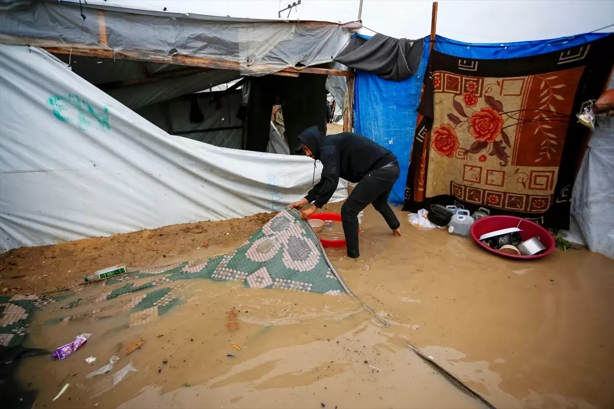 Gazze\'de Aşırı Yağışlar Çadırları Su Bastı