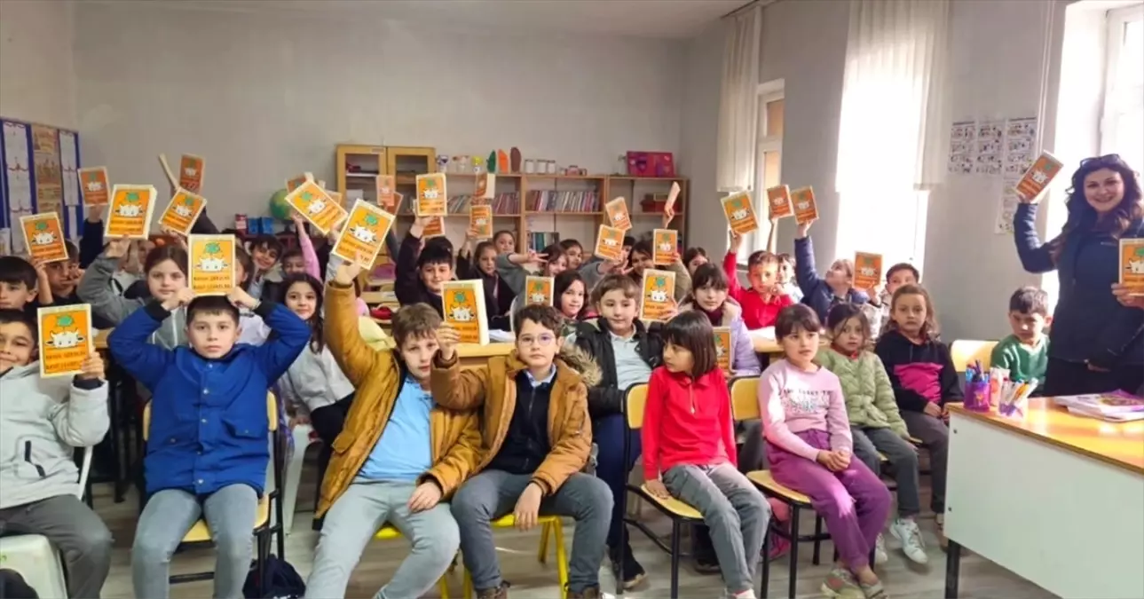 Gelibolu\'da Öğrenciler Tarihi Çınar Altında Kitap Okudu