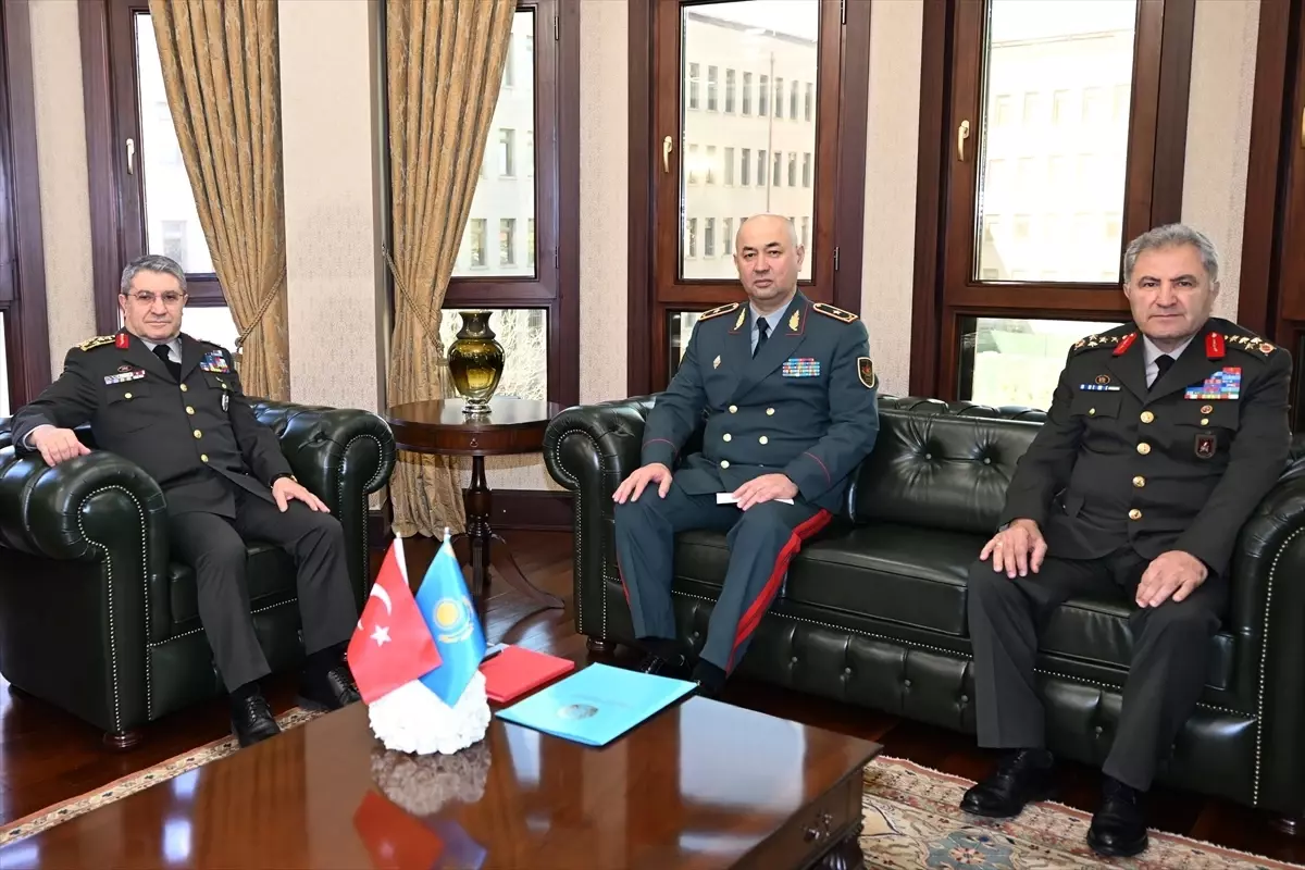 Bayraktaroğlu, Kazak Genelkurmay Başkanı\'nı Ağırladı