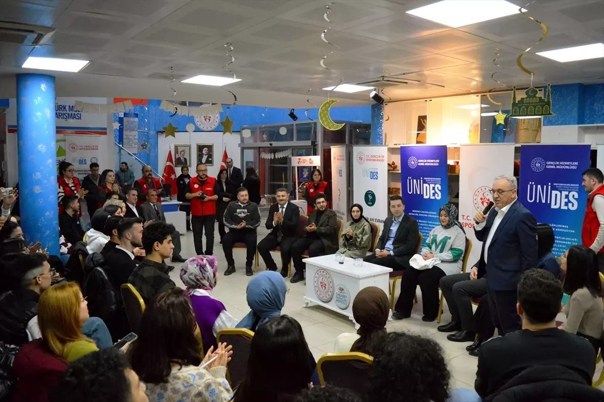 Kırşehir\'de Gençlerle İftar Programı