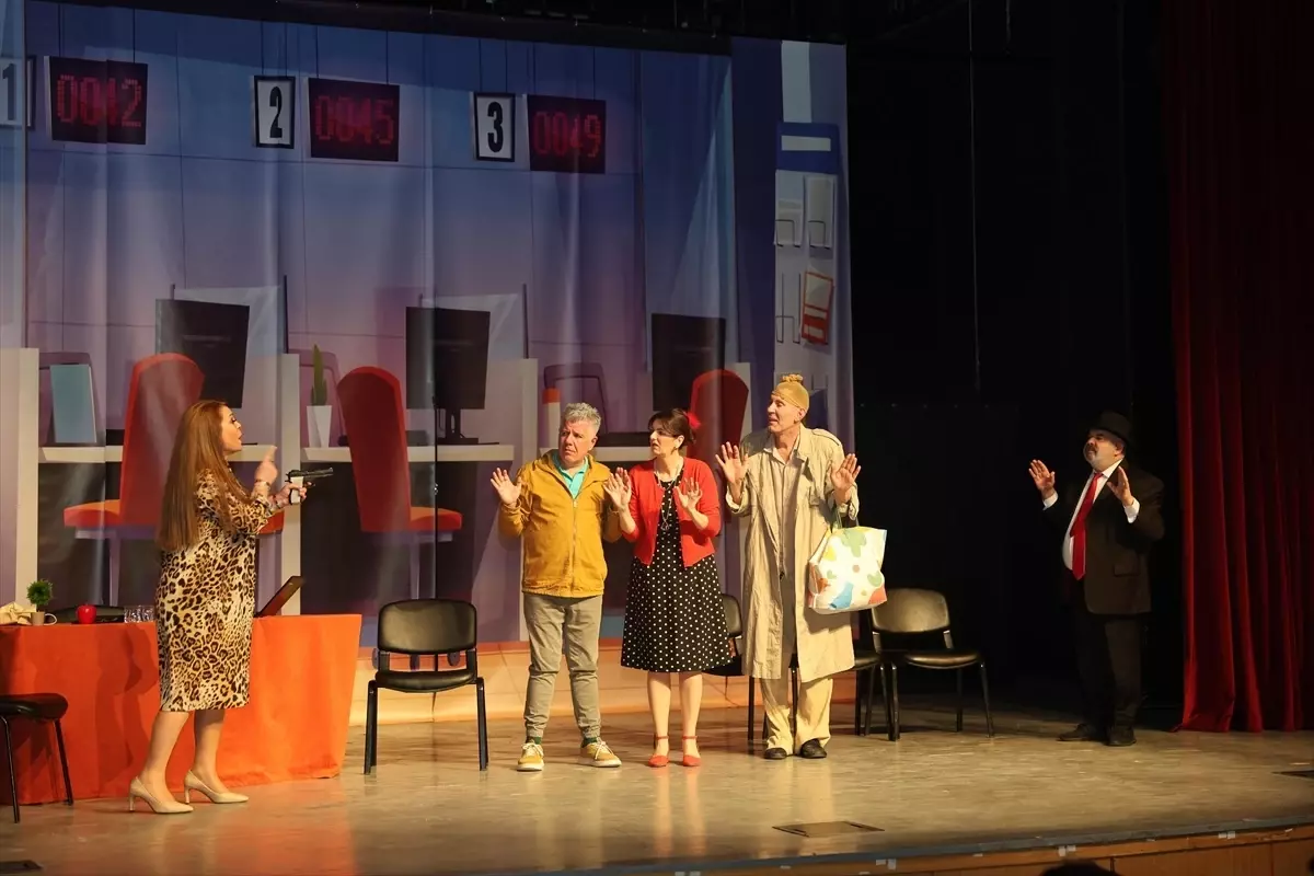 Gülnar\'da "Eller Yukarı" tiyatro oyunu sergilendi