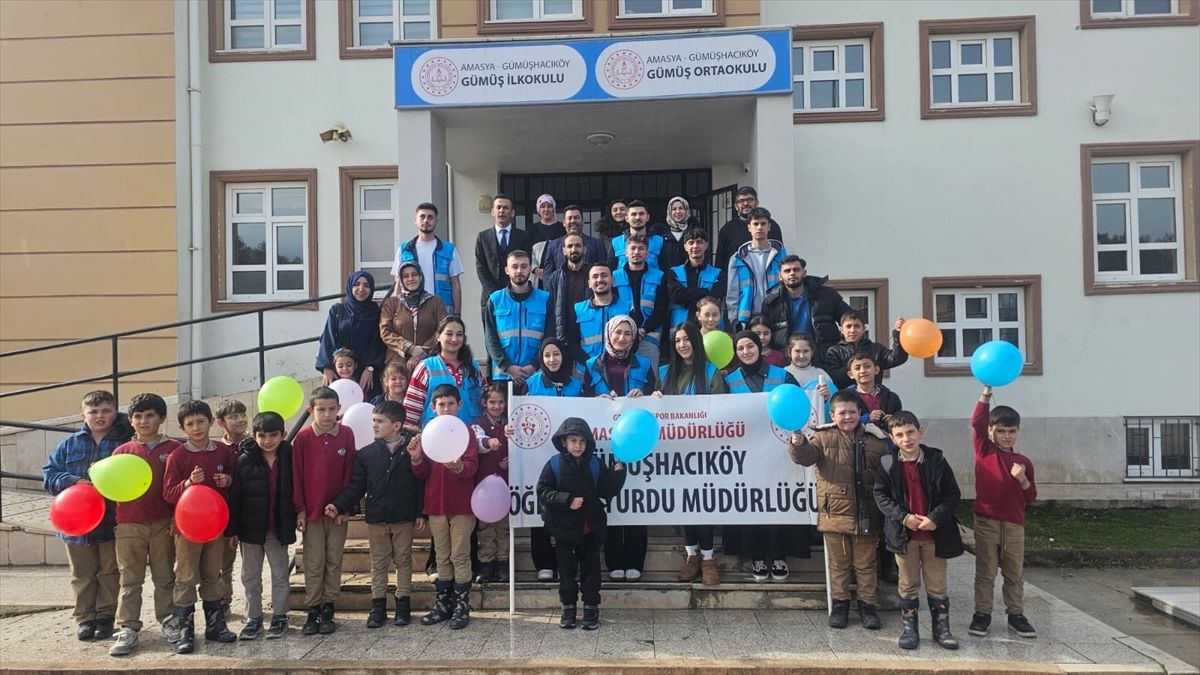 Üniversite Öğrencilerinden El İşi Hediye